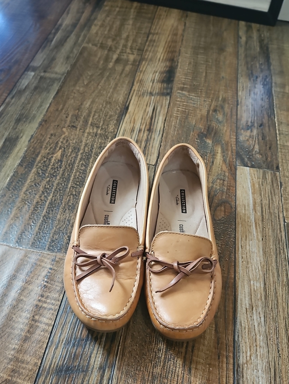Clarks Women's Tan Leather Moccasin Loafers with Bow